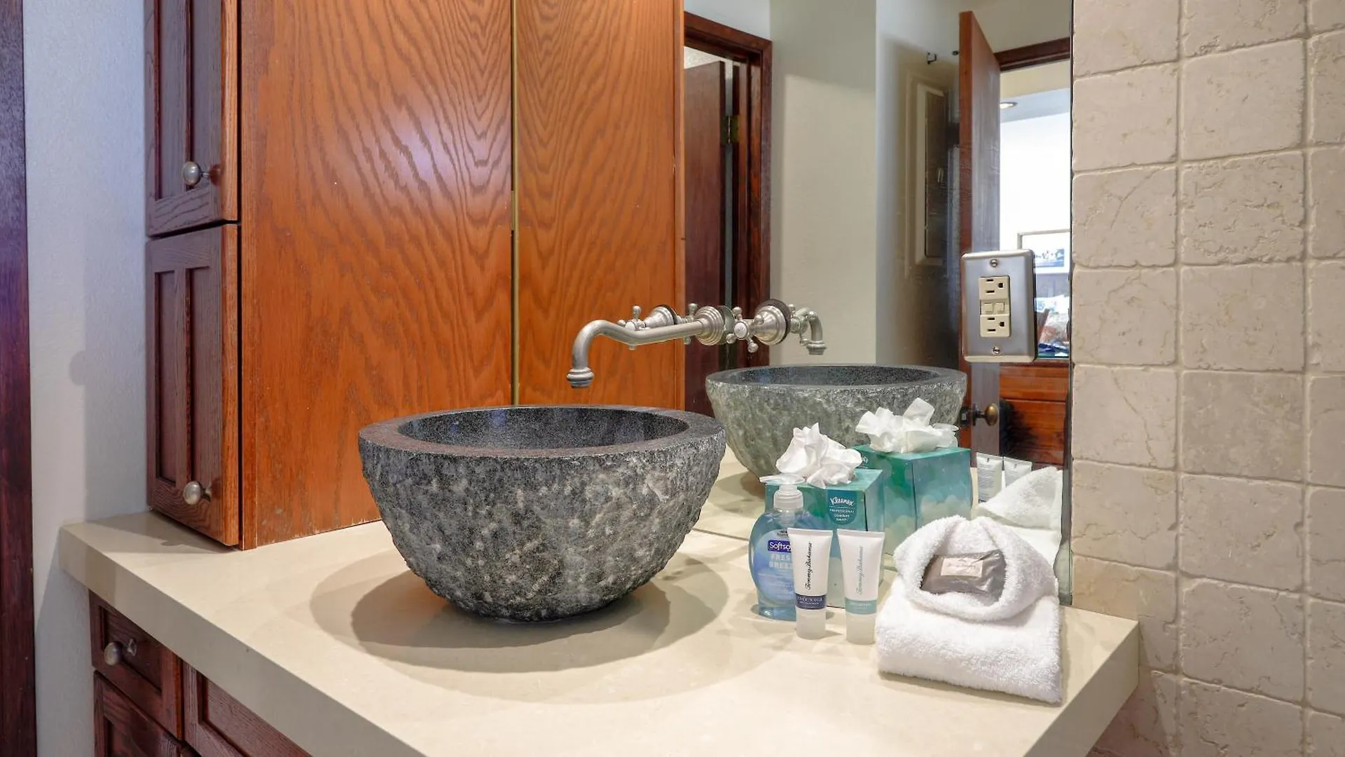 Stunning 1 Bedroom With Ocean And Island Views ~ Sleeps 4 ~ Royal Kahana 514 0*,